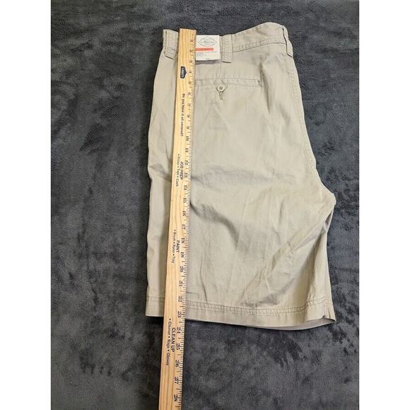 St. John's Bay Men's Shorts British Khaki Legacy Flat Front Size 44 x 10" Inseam - Picture 5 of 10